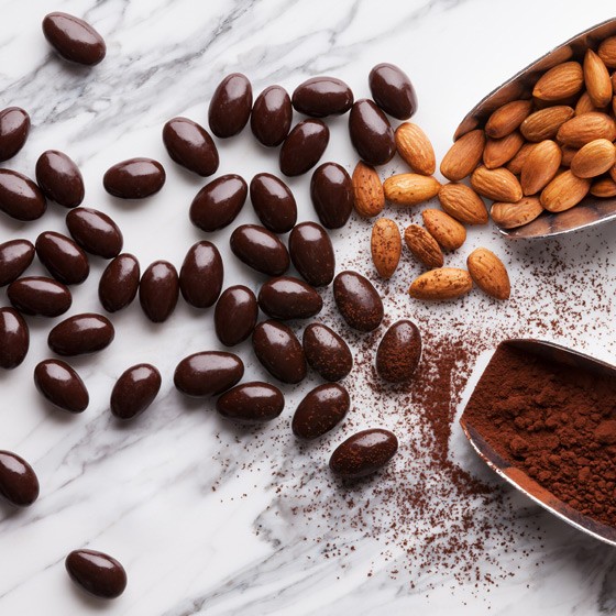 خوراکی های سالم شکلات تلخ و بادام
